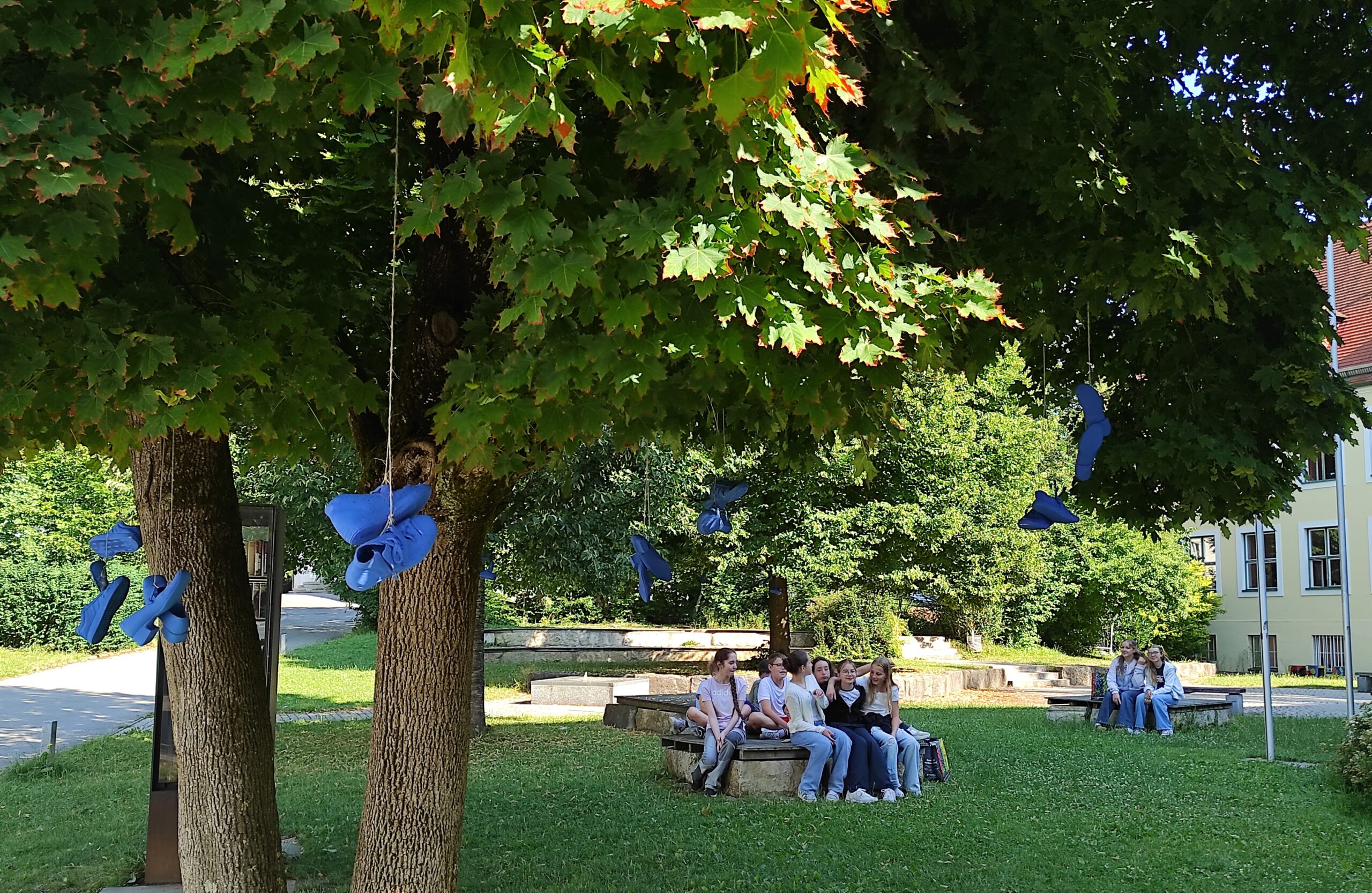 arr_aktion_blaue_schuhe2
